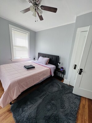 2 室のベッドルーム、アイロン / アイロン台、WiFi (無料)、ベッドシーツ