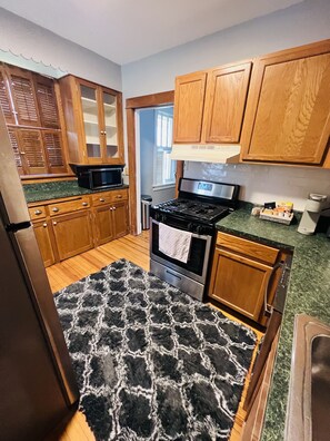 冷蔵庫、電子レンジ、オーブン、コンロ