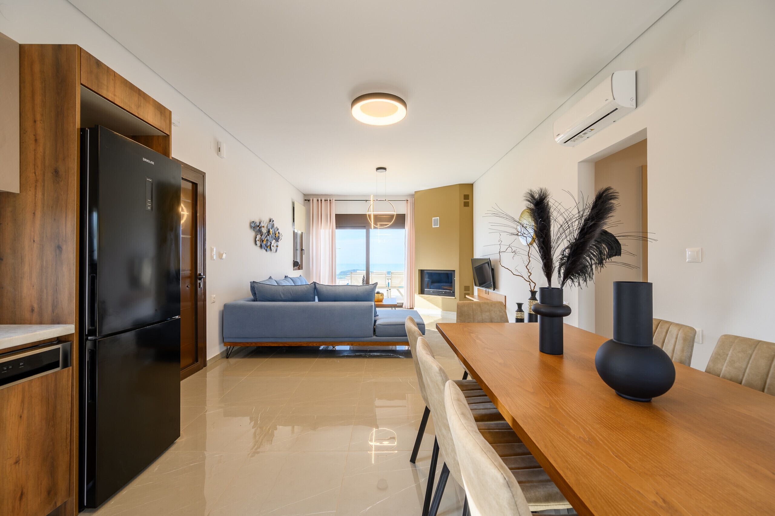 Een televisie en een open haard