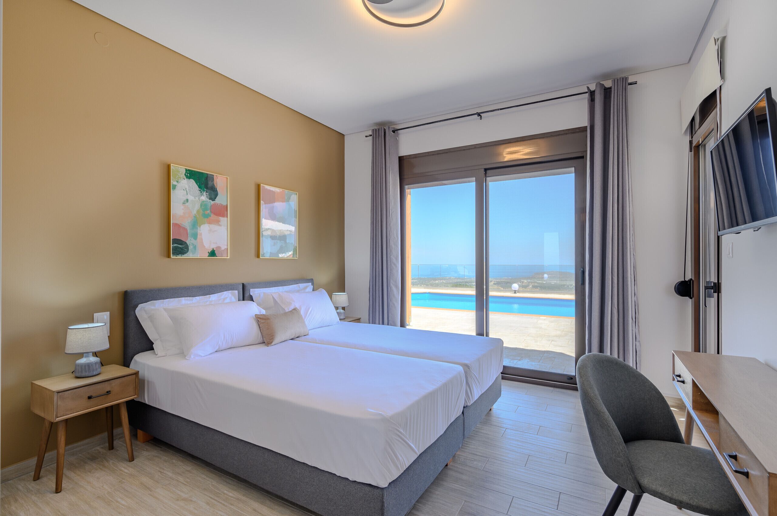 2 chambres, coffres-forts dans les chambres, fer et planche à repasser