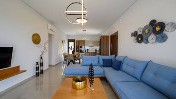 Een televisie en een open haard