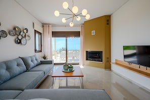 TV, fireplace