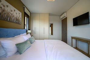 2 bedrooms, in-room safe, iron/ironing board, free WiFi