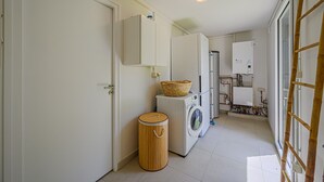 A laundry room with a washing machine, dryer, and a water heater. - Les Dryades - Villa familiale proche plage (Sarzeau)