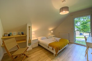 5 bedrooms, desk, iron/ironing board, free WiFi