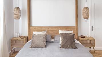 3 makuuhuonetta, työpöytä, ilmainen Wi-Fi, vuodevaatteet