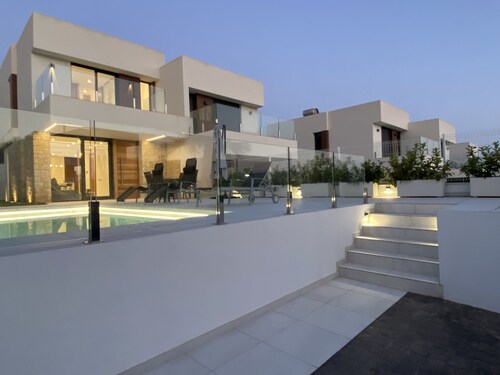 Luxury villa 10 min. to the beach with pool, garden, 3 bedrooms, 3 bathrooms
