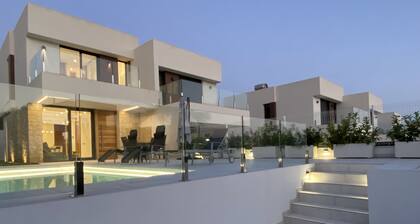 Luxury villa 10 min. to the beach with pool, garden, 3 bedrooms, 3 bathrooms