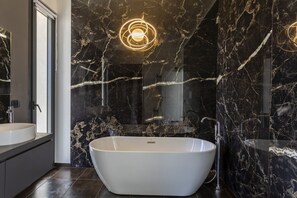 Badewanne, Haartrockner, Bidet, Handtücher