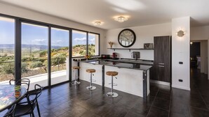 Coffee/tea maker, fridge, microwave, oven - Villa Regina - Villa with pool (Noto)