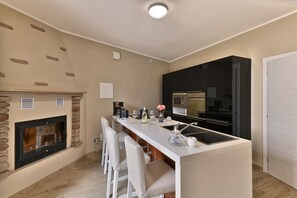 冷蔵庫、電子レンジ、オーブン、コンロ