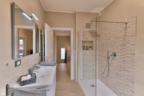 シャワー、ヘアドライヤー、タオル