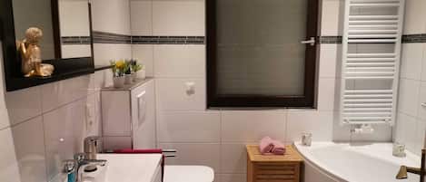 Douche, sĂšche-cheveux, serviettes fournies, savon