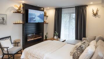 2 habitaciones, escritorio y tabla de planchar con plancha