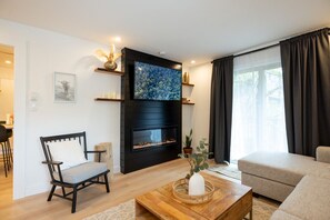 TV, fireplace, stereo