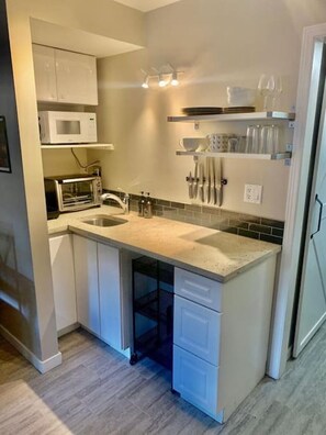 Kühlschrank, Mikrowelle, Ofen, Wasserkocher mit Kaffee-/Teezubehör