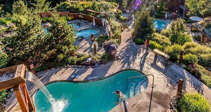 Creekside Mountain View Studio!Patio + BBQ,Pool,Parking & Walk to Shops and Lakes!