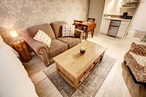 TV - Creekside Mountain View Studio!Patio + BBQ,Pool,Parking & Walk to Shops and Lakes! (Whistler)