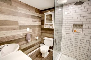 Hårtork, handdukar, tvål och schampo