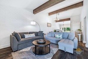 Televisie, een open haard en een kantoor