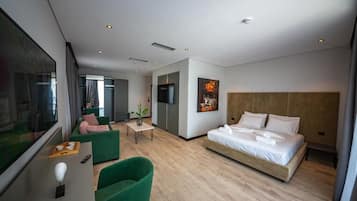 Suite Deluxe, terrazzo, vista mare | Biancheria da letto di alta qualità, una cassaforte in camera