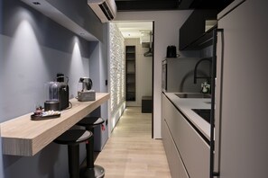 Réfrigérateur, four à micro-ondes, surface de cuisson, lave-vaisselle