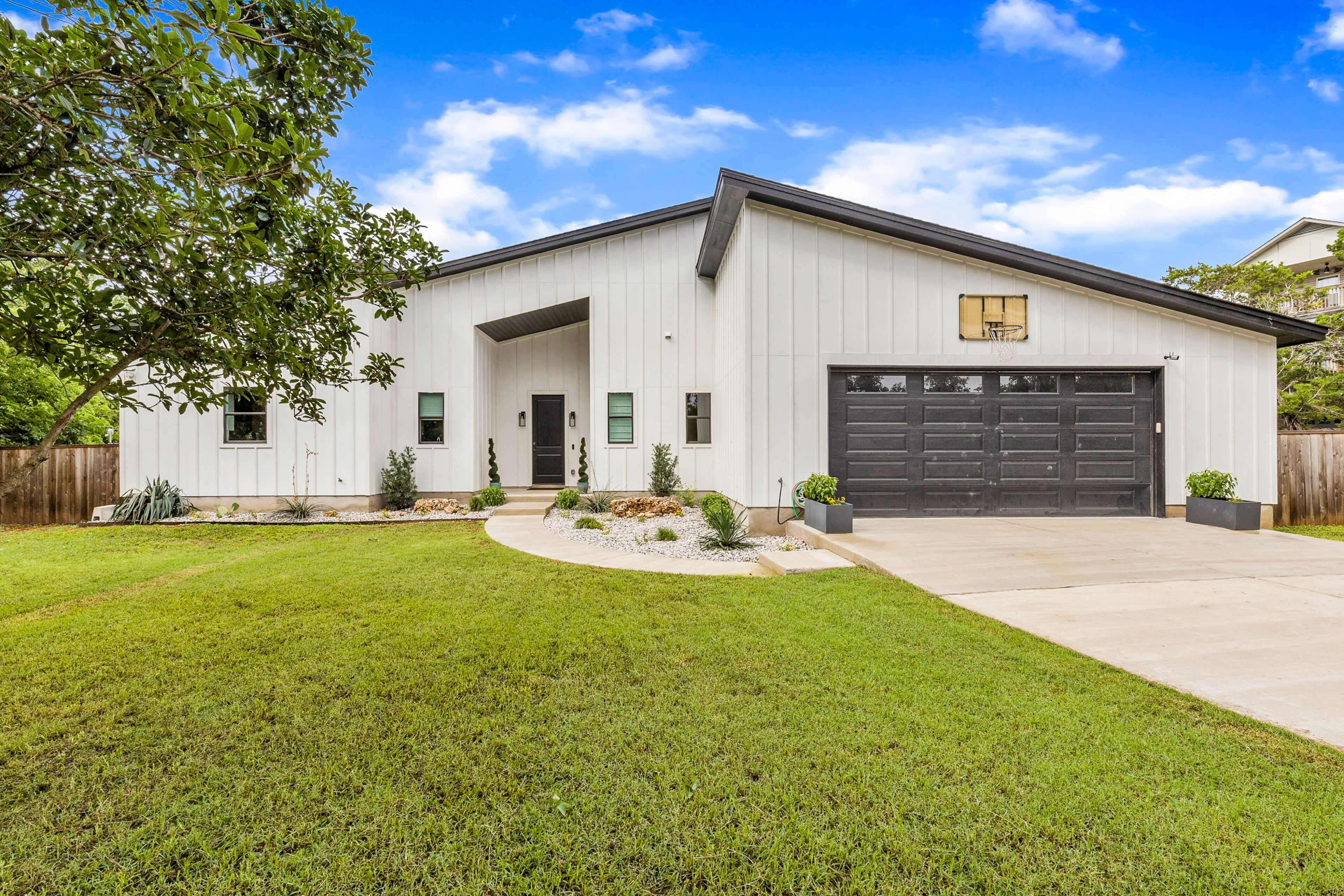 Dog-friendly home with pool, pool spa, grill, central AC, & W/D