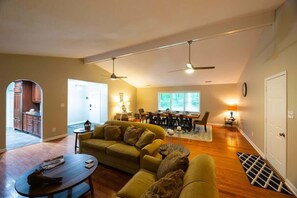 TV, fireplace, video games, offices - Lake T Retreat - Sunset - Pool - Putting Green! (Northport)