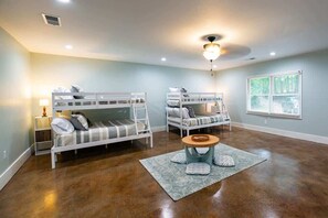 5 bedrooms, desk, iron/ironing board, WiFi