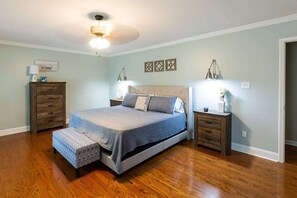 5 Schlafzimmer, Schreibtisch, Bügeleisen/Bügelbrett, WLAN