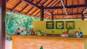Quầy bar sát hồ bơi
