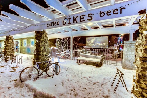 2-story condo near Mt Bachelor with hot tub, pool, grill, balcony, fireplace, AC