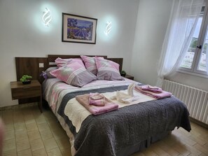 2 bedrooms, desk, Internet, bed sheets