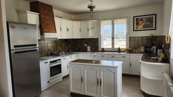 Kjøleskap, mikrobølgeovn, ovn og kokeplater