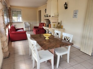 Dining - Maison de Campagne à 2 kms de la Rivière, aux Portes des Cevennes (Cardet)