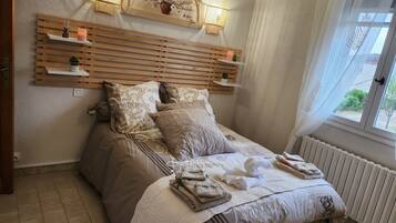 2 soverom, skrivebord, internettilgang og sengetøy