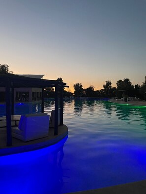 2 piscines extérieures