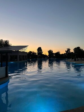 2 piscines extérieures