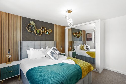 Luxury House in Bristol with Hot Tub - Sleeps 10