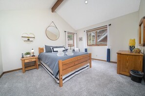 3 chambres, bureau, fer et planche à repasser, lit parapluie