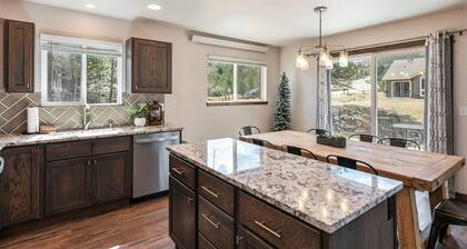 Dogs OK! Wildlife Views, 1 Min to Lake & Dining