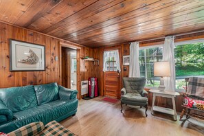 TV - Peaceful & shady cottage near beach with streaming, free WiFi, full kitchen (Beulah)