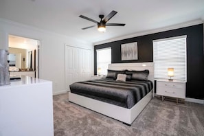4 habitaciones, escritorio, tabla de planchar con plancha y wifi