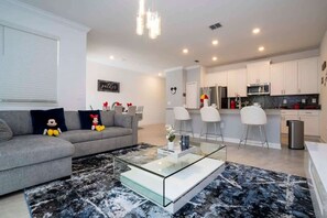 Televisión, reproductor de DVD, libros y estéreo 