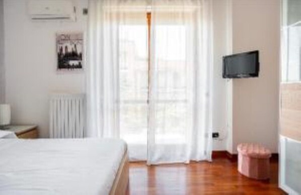 1 slaapkamer, een bureau, een strijkplank/strijkijzer, reisbedje