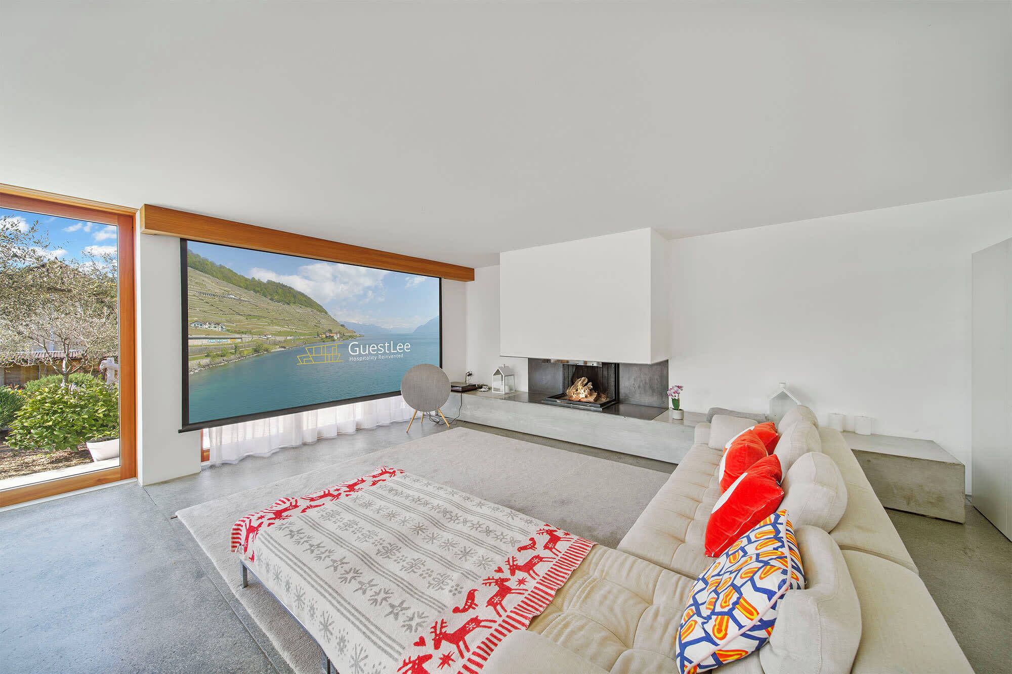 Fernseher, Kamin, DVD-Player, Bücher