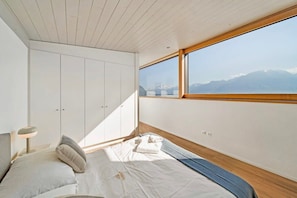 5 bedrooms, desk, iron/ironing board, WiFi
