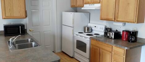 Cookware/dishes/utensils, spices