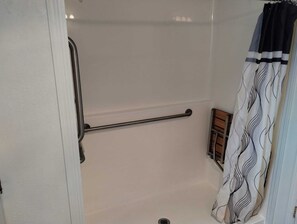 Towels, soap, shampoo, toilet paper - Walkable Homer Alaska 2 Bedroom Guest House (Homer)