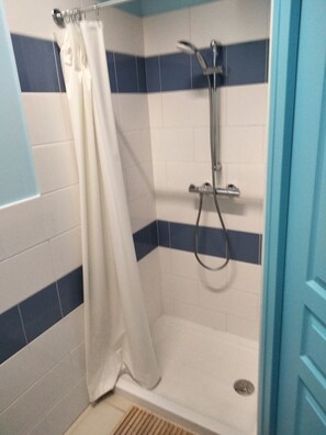 Shower, hair dryer, towels, toilet paper - La Tour : Gîte Familial et Original (Guillon-Terre-Plaine)